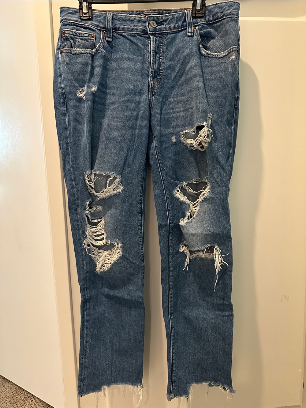 Abercrombie Distressed Women’s Boyfriend Fit Blue Jeans size 8 (size 29)